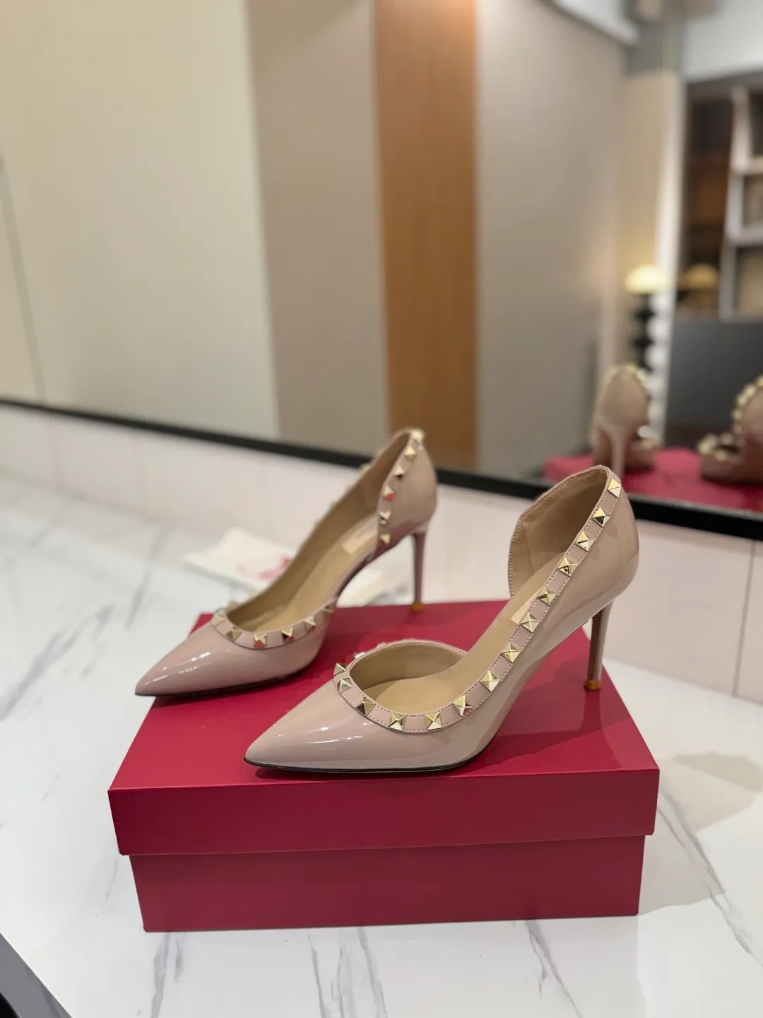 👟👟Ex-factory price 580👟👟 Valentino/Valentino rivet VT classic shoes, top replica! The side curves are perfect, the original molded custom-made rust-free rivets, and the textured hardware bring out a full sense of high-end, giving you a genuine foot feel! The first choice for high-end customers❤️ [Material] Upper: Original imported custom patent leather Lining: Original imported goatskin Outsole: Imported pearlescent leather outsole Heel height: 6.5CM Code number: 35-39 [34, 40, 41, 42 custom-made are not returnable]